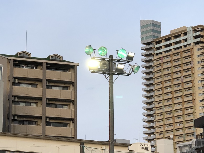 愛知県名古屋市中区 公立高校グラウンド 電気工事店「グランウンドの投光器が何台か故障しているので直してほしい。」投光器の取替電気工事【株式会社さつき電気商会】