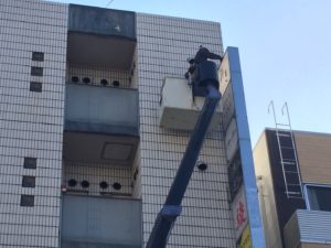 愛知県名古屋市中村区のビルにて、看板移設・ 看板灯の電気工事を行いました。