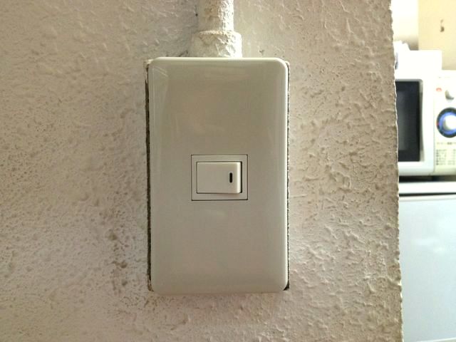 愛知県一宮市にて、故障した旧式スイッチ取替電気工事を行いました。
