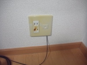 愛知県名古屋市にて、トラッキング現象に伴うコンセント取替工事を行いました。