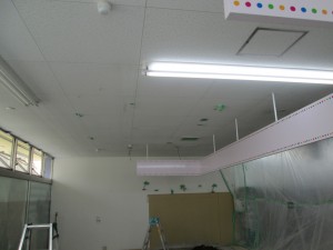 愛知県名古屋市の薬局にて、店内改装工事に伴う電気工事を行いました。