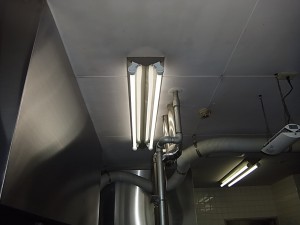 愛知県内にて、防雨、防湿耐食型の照明器具取替工事を行いました。
