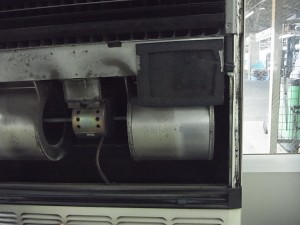 愛知県にて、床置き型エアコンのリモコン取替工事を行いました。