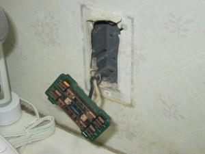 愛知県名古屋市にて、破損したコンセントの取替電気工事を致しました。