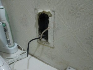 愛知県名古屋市にて、破損したコンセントの取替電気工事を致しました。