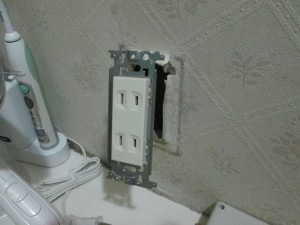 愛知県名古屋市にて、破損したコンセントの取替電気工事を致しました。
