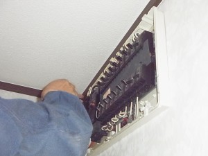 名古屋市にて、電力量計と契約ブレーカー取付電気工事を致しました。