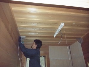 愛知県にて、プレハブ小屋に照明・コンセント取付電気工事を致しました。