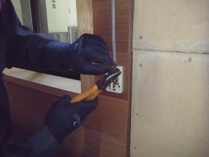 愛知県にて、プレハブ小屋に照明・コンセント取付電気工事を致しました。