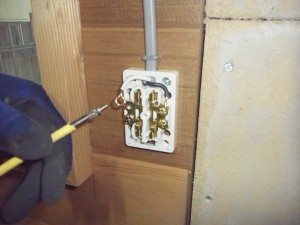 愛知県にて、プレハブ小屋に照明・コンセント取付電気工事を致しました。