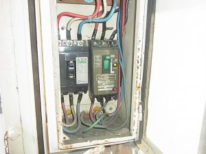 名古屋市にて、ブレーカー(漏電遮断器)故障の為、取替電気工事を致しました。