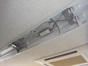 名古屋市にて、照明器具修理、蛍光灯安定器取替電気工事を致しました。