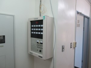 名古屋市のビルにて、火災報知盤(P型1級受信機)移設工事を致しました。