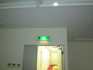 名古屋市にて、蛍光灯型誘導灯からLED式誘導灯へ取替電気工事を致しました。