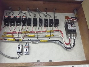 愛知県にて、ヒューズ式のナイフスイッチ→漏電遮断器へ取替電気工事を致しました。