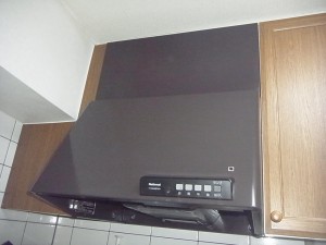 名古屋市熱田区内のマンションにて、キッチン改修、レンジフード換気扇取替工事を致しました。