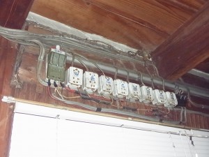 名古屋市にて、ヒューズ式開閉器から安全ブレーカーへの取替電気工事を致しました。