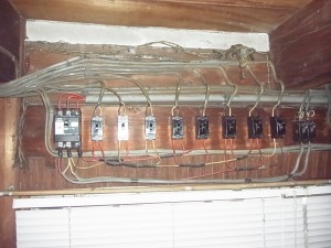 名古屋市にて、ヒューズ式開閉器から安全ブレーカーへの取替電気工事を致しました。