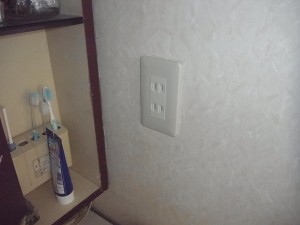 名古屋市にて、ショートしたコンセントの修理・取替工事を致しました。