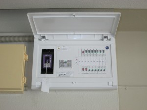 名古屋市のテナントにて、分電盤切り替え、ブレーカー取替電気工事を行いました。