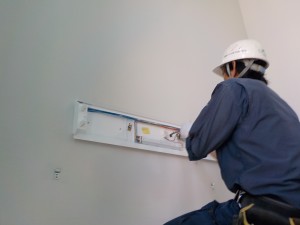 愛知県弥富市にて、階段の非常照明器具取替工事を致しました。