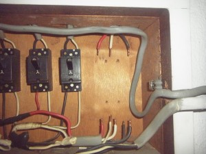 愛知県名古屋市にて、ヒューズ式からブレーカー式へ開閉器取替電気工事を致しました。　