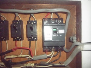 愛知県名古屋市にて、ヒューズ式からブレーカー式へ開閉器取替電気工事を致しました。　