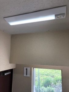 名古屋市港区のマンションにて、誘導灯、非常灯、照明器具取替電気工事を致しました。