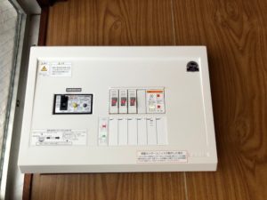 愛知県名古屋市中村区にて、分電盤の更新と電気メーター取替及び感震ブレーカー取付の電気工事を行いました。