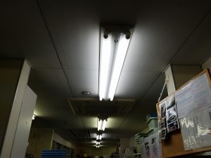愛知県一宮市の飲食店内にて、蛍光灯照明からLED照明へ照明器具切り替え電気工事を行いました。　