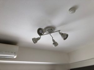 愛知県名古屋市東区のマンションにて、照明器具インテリアダクト取付及びスノーボール取付の電気工事を行いました。