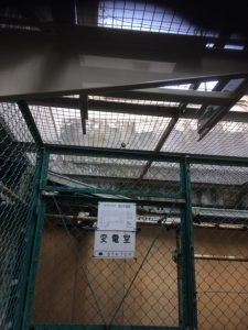愛知県名古屋市瑞穂区のマンションにて、高圧受電設備の更新・移設電気工事に伴うケーブルラック工事を行いました。（その2）