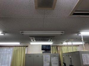 愛知県名古屋市西区の介護施設にて、蛍光灯照明の安定器取替電気工事を行いました。