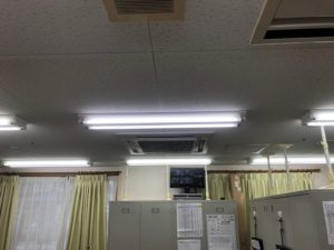 愛知県名古屋市西区の介護施設にて、蛍光灯照明の安定器取替電気工事を行いました。