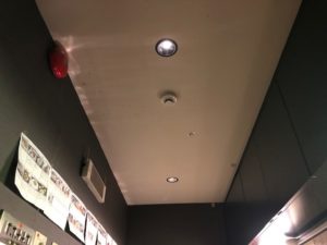 愛知県名古屋市中村区の飲食店舗にて、LEDダウンライト照明器具の取替電気工事を行いました。