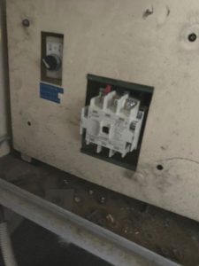 愛知県名古屋市中区にて、自動点灯ライト不具合に伴い電磁接触器の取替工事を行いました。