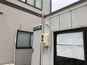 愛知県名古屋市中川区の仮設事務所にて、仮設電源引込口配線の電気工事を行いました。