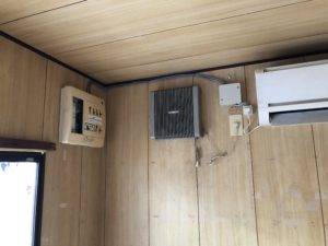 愛知県名古屋市中川区の仮設事務所にて、仮設電源引込口配線の電気工事を行いました。