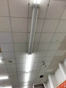 愛知県名古屋市中川区の商業施設にて、照明器具の安定器取替電気工事を行いました。