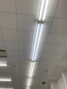 愛知県名古屋市中川区の商業施設にて、照明器具の安定器取替電気工事を行いました。