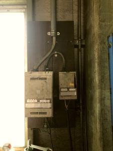 愛知県名古屋市港区の工場にて、手元開閉器（ケースブレーカ）移設の電気工事を行いました。