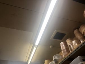 愛知県春日井市の飲食店舗にて、蛍光灯照明からLED化への電気工事を行いました。