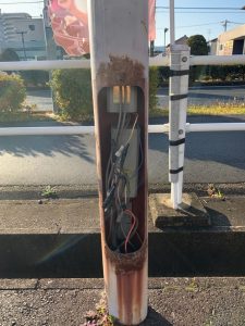 愛知県名古屋市中川区の店舗様駐車場にて、電気ポール蓋の取替電気工事を行いました。