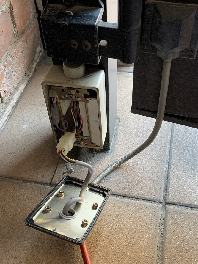 愛知県名古屋市瑞穂区の戸建住宅にて、電気錠の修繕電気工事を行いました。