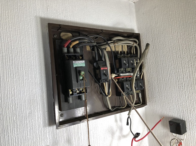 愛知県蟹江町の集合住宅にて、ブレーカー改修電気工事を行いました。