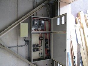 名古屋市の工場にて、フォークリフト充電用 コンセント増設 電気工事のご依頼をいただきました。