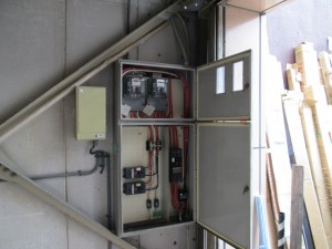 名古屋市の工場にて、フォークリフト充電用 コンセント増設 電気工事のご依頼をいただきました。