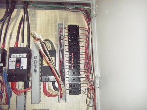 名古屋市の倉庫・工場にて、分電盤改修工事のご依頼をいただきました。