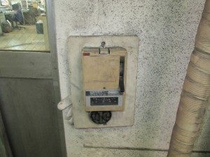 愛知県にて、フォークリフト充電に使用する動力コンセント取替、手元開閉器取替工事のご依頼をいただきました。