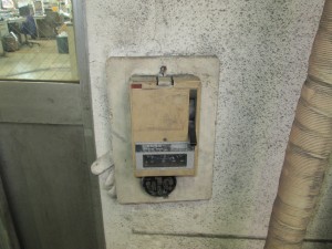 愛知県にて、フォークリフト充電に使用する動力コンセント取替、手元開閉器取替工事のご依頼をいただきました。